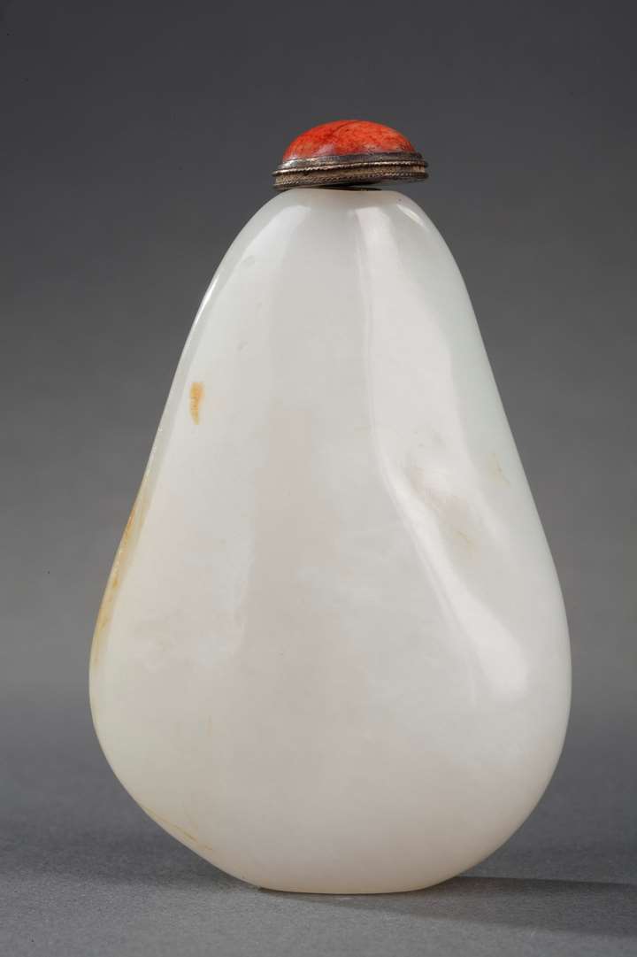 Snuff bottle jade white and brown spot of pebble shape